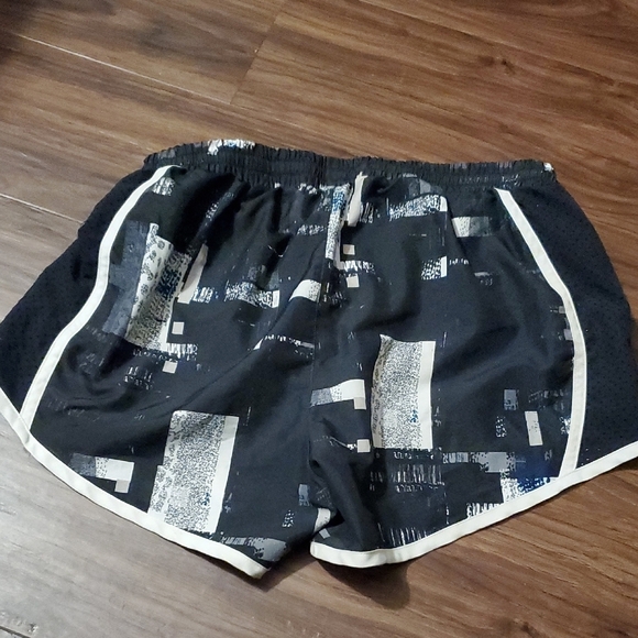 Under Armour Women's Geometric Black and White Shorts - Picture 4 of 5
